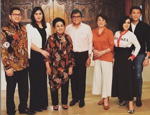 Syahrini ditemani suami, Reino Barack, beserta mertuanya, Rosano-Reiko Barack, bertemu Presiden Direktur Mustika Ratu, Mooryati Soedibyo. (Foto: Instagram @anjani_kusuma)