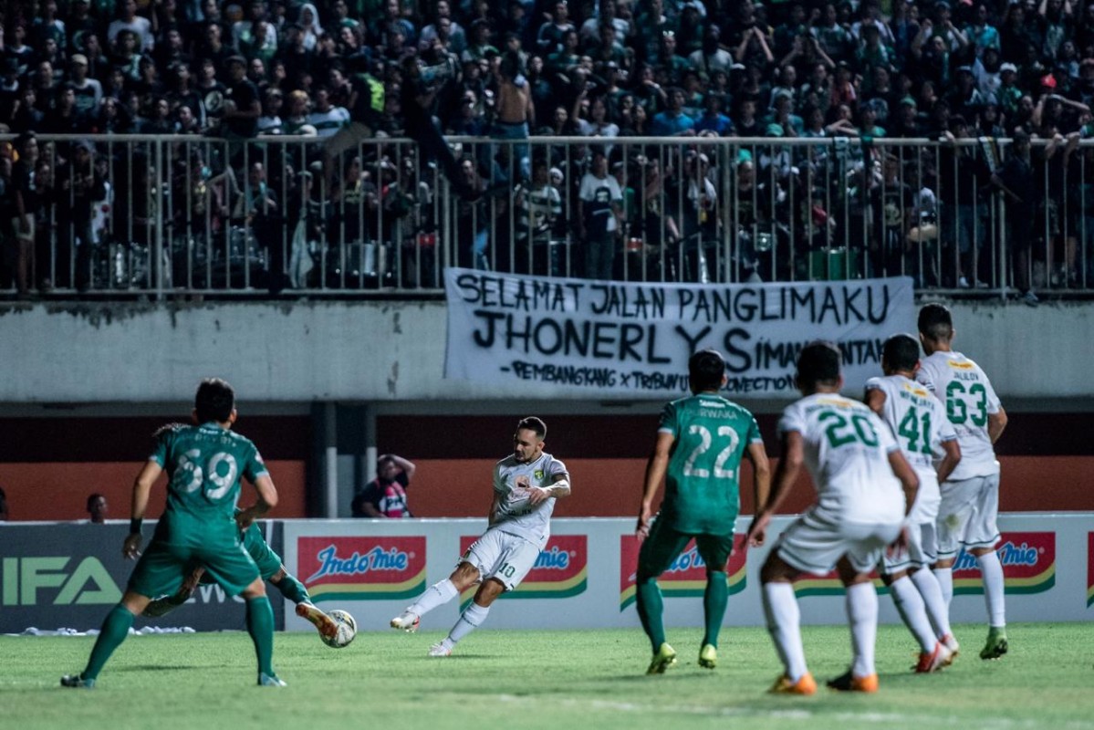 Gelandang serang Persebaya Damian Lizio melepaskan tembakan ke arah gawang PSS Sleman pada pertandingan Shopee Liga 1 2019. (Foto: Persebaya.id)