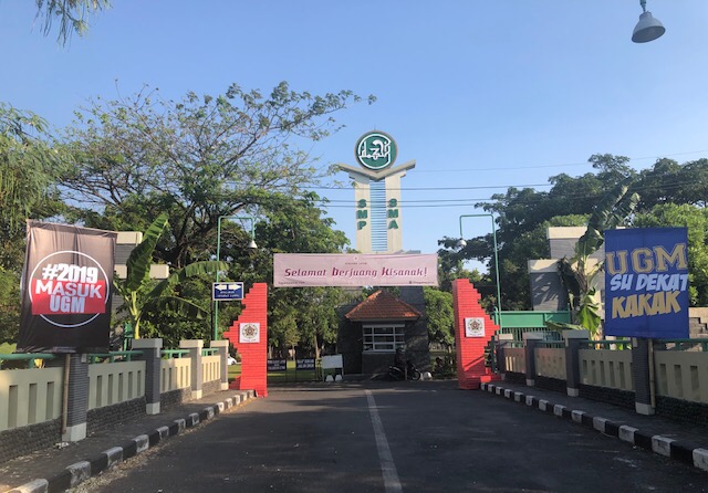 Gerbang pintu masuk lokasi Utul UGM 2019 di SMA Alhikmah Surabaya. (Foto panlok)