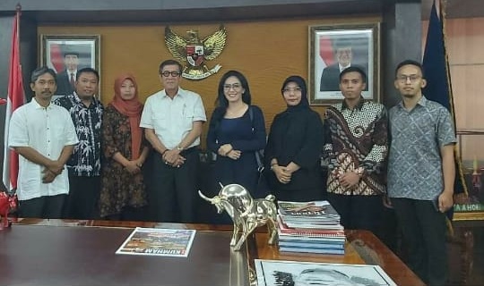 Baiq Nuril beserta kuasa hukum berfoto bersama Menkumham (dok: foto istimewa)