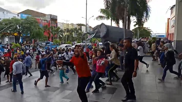 Warga Ternate berhamburan ke jalan karena panik akibat gempa, Minggu, 14 Juli 2019. (Foto: Istimewa)