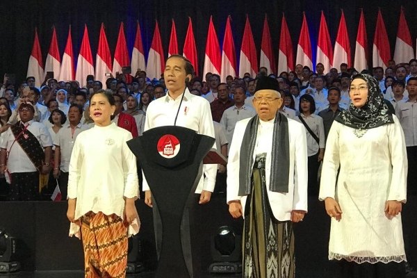 Joko Widodo bersama istrinya, Iriana Widodo, dan Kiai Ma'ruf Amin didampingi istrinya, Wury Estu Handayani. (Foto: ist/ngopibareng.id)