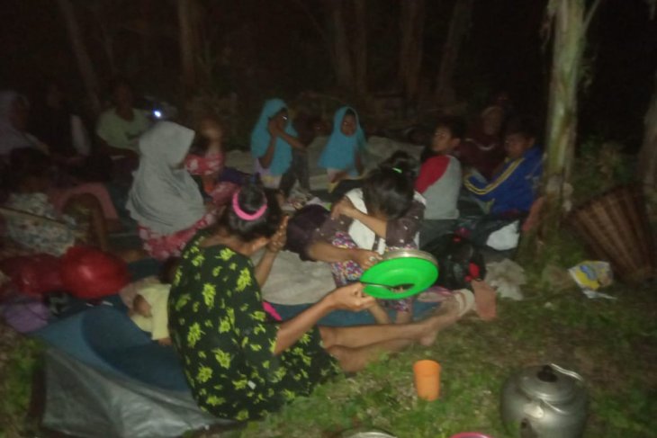 Ratusan warga Tokaka, Kecamatan Gane Barat Utara terdampak gempa 7,2 SR, terutama anak-anak dan ibu-ibu mengungsi di daerah pegunungan. (Foto: Antara)