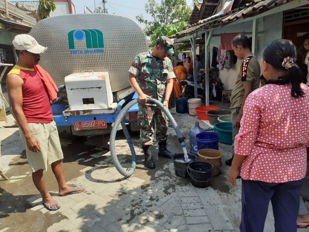 Pendistribusian Bantuan Air Bersih Di Desa Simongagrok, Dawarblandong, Mojokerto 