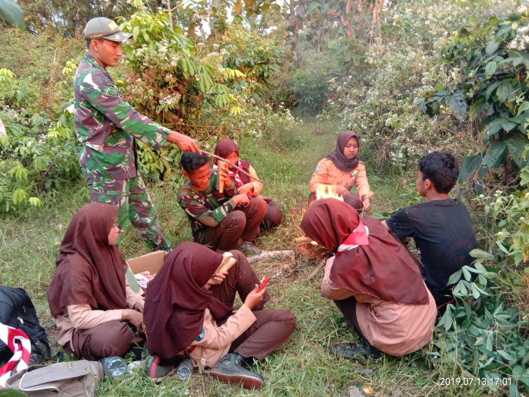 Serda Nurhidayat selaku Pamong Saka Pamong Saka sedang memberikan materi Krida Survival