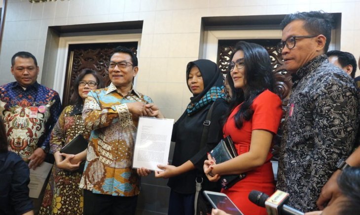  Moeldoko menerima Baiq Nuril didampingi Deputi V KSP Jaleswari Pramodhawardani sedangkan Baiq Nuril didampingi Direktur Eksekutif Amnesty International Indonesia Usman Hamid, Executive Director Southeast Asia Freedom of Expression Network (SAFEnet) Damar Juniarto, anggota DPR dari fraksi PDI-Perjuangan Rieke Diah Pitaloka dan pengacara Baiq Nuril, Widodo Dwi Putro di di gedung KSP Jakarta, Senin 15 Juli. (Foto: Antara/Desca Lidya Natalia)