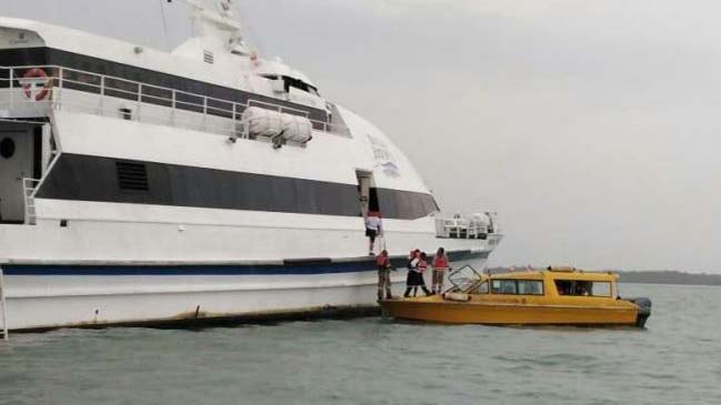 Tim Sar Tanjung Pinang mengevakuasi penumpang kMV Indra Bupala yang kandas di Perairan Lobam, Kabupaten Bintan, Kepulauan Riau. (Foto:BatamNews)