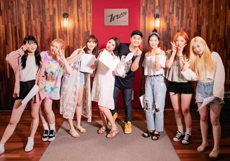 Pasangan Chelsea Olivia dan Glenn Alienski pose bersama idol K-Pop Wish Girls. (Foto: Instagram Chelsea Olivia)