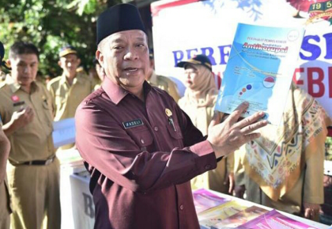 Fadeli, Bupati Lamongan menunjukkan Mapel pendidikan antikorupsi. (Foto:Nasih/ngopibareng.id)