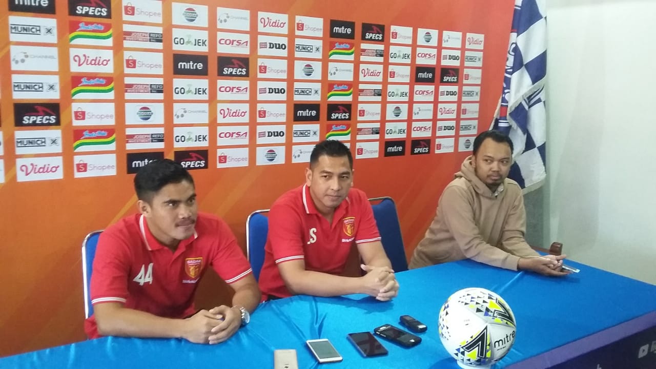 Dari kiri ke kanan; Jujun Saifullah (pemain PS Badak Lampung FC), Jan Saragih (Pelatih PS Badak Lampung FC) dan Irfan (translator) saat memberikan keterangan di konferensi pers, pada 15 Juli 2019 (Foto: Theo/ngopibareng.id)