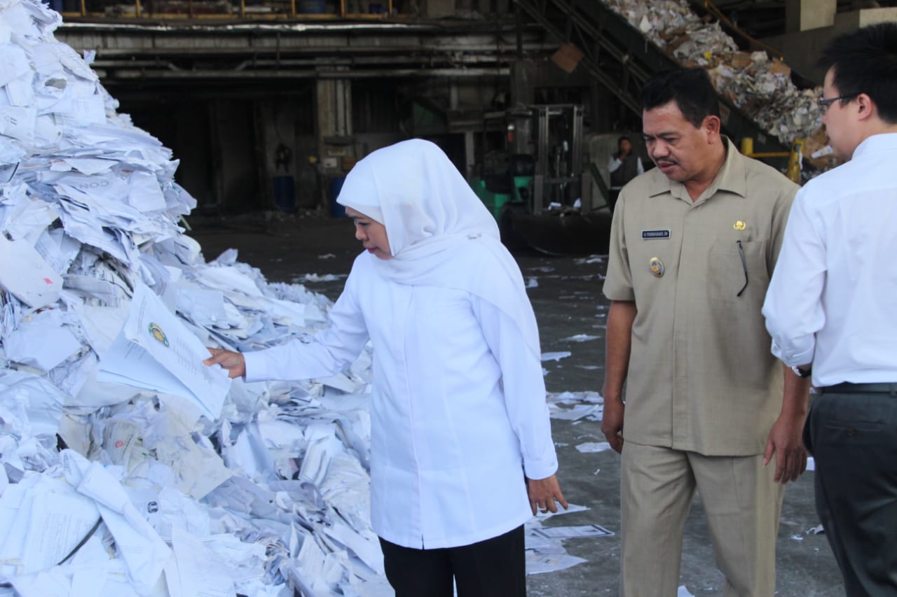 Gubernur Jatim Khofifah Indar Parawansa saat meninjau Pabrik yang akan mengolah limbah B3 menjadi tenaga listrik. (Foto: Faiq/ngopibareng.id)