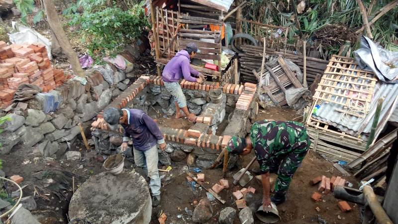 Pembuatan Jamban Sehat Bagi Warga di Lokasi TMMD 105 Imbangan Desa Kebontunggul, Kec. Gondang, Kab. Mojokerto