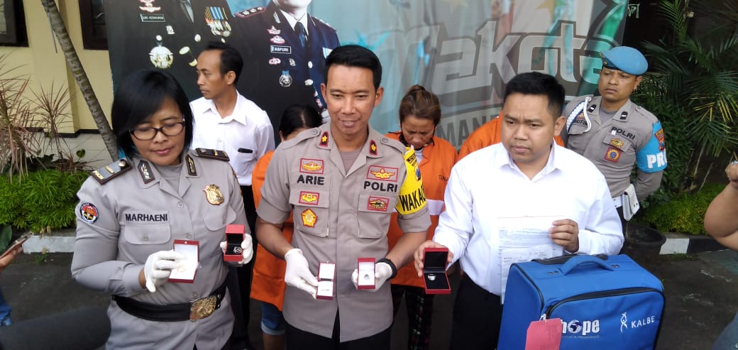 Kabag Humas Polresta Malang, Ipda Ni Made Seruni Marhaeni dan Wakapolresta Malang, Kompol Arie Trestiawan, saat memperlihatkan barang bukti berupa perhiasan berlian dan emas, pada 15 Juli 2019 (Theo/Ngopibareng.id) 