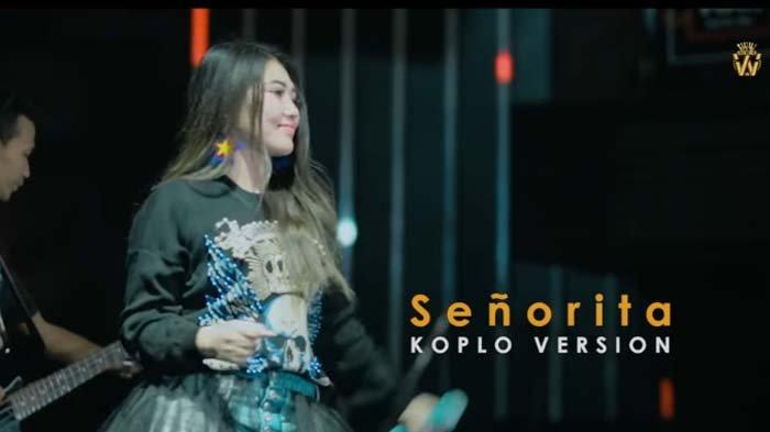 Via Vallen meng-cover lagu Senorita versi dangdut koplo.