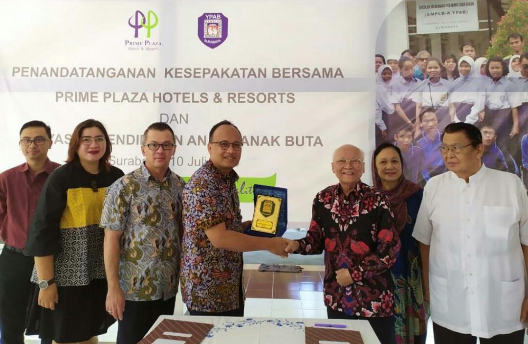 Prime Plaza Hotels & Resort dengan Prime Plaza Care bekerja sama dengan Yayasan Pendidikan Anak-Anak Buta (YPAB), diwakili Yusak Anshori dan Prof Soedarso Djojonegoro. (Foto: ist/ngopibareng.id)