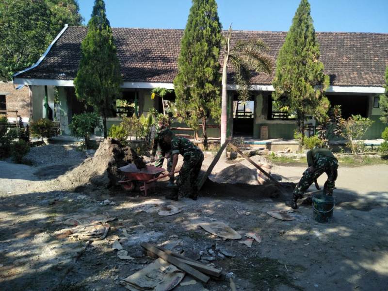 Suasana pengerjaan rehab Gedung SDN Kebontunggul, Lokasi TMMD Imbangan 105 Kabupaten Mojokerto Tahun 2019