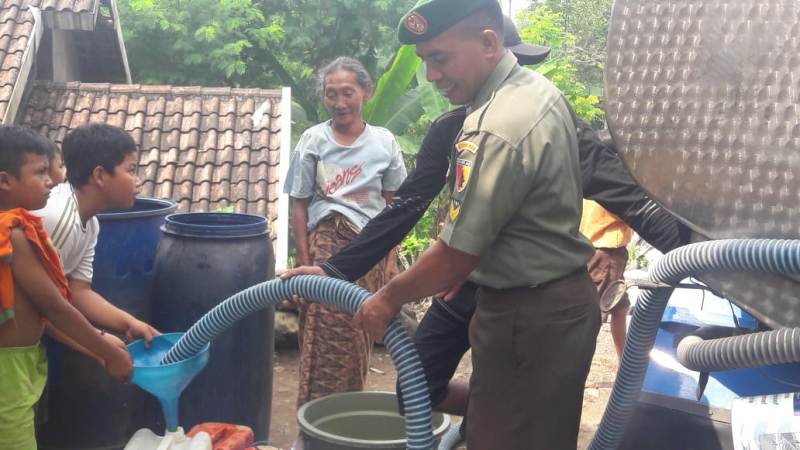 Droping Air Beraih Di Kawasan Lereng Gunung Penanggungan