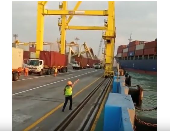 Detik-detik Kapal MV Soul of Luck menyenggol container crane (CC) di Terminal Petikemas Pelabuhan Tanjungemas Semarang (TPKS), Minggu 14 Juli 2019 sore.