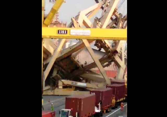 Container crane (CC) roboh usai ditabrak kapal bermuatan peti kemas di Terminal Petikemas Pelabuhan Tanjungemas Semarang (TPKS), Minggu 14 Juli 2019 sore.