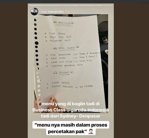 Daftar menu yang dibagikan pramugari Garuda yang hanya bertuliskan tangan kepada penumpang first class. (Foto: Twitter/@rius.vernandes)