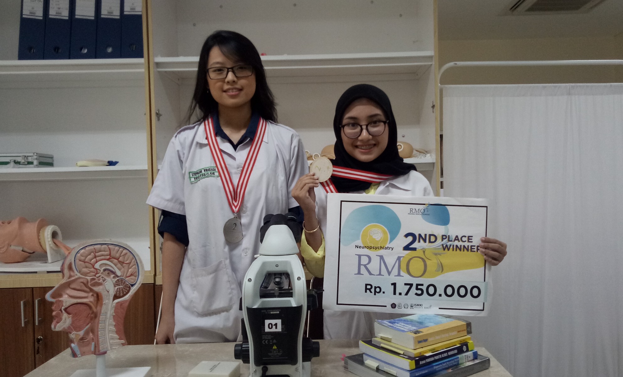 Stephanie Wirakarsa dan Almas Ula Salsabila berhasil meraih juara kedua kompetisi Regional Medical Olympiad (RMO) 2019 untuk cabang Neuropsikiatri. (Foto: Pita/Ngopibareng.id)