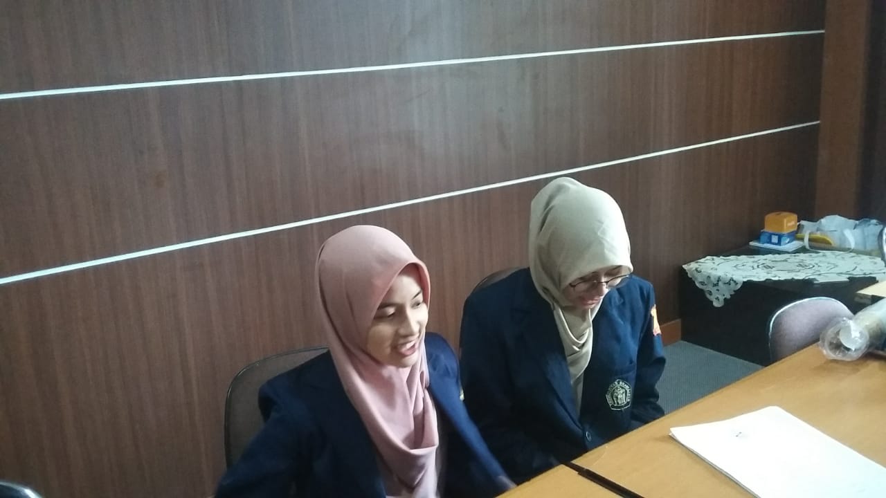 Sakinah Hindia (kiri) dan Khodijah Adrewi (kanan) saat menjelaskan kinerja Seboms, di Gedung Rektorat, UB, Selasa, 16 Juli 2019 (Foto: Theo/ngopibareng.id)