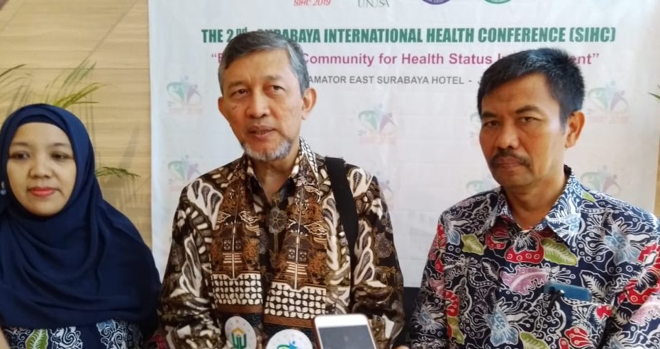 Kepala Dinkes Jatim Kohar Hari Santoso (tengah)  bersama Wakil Rektok I Unusa Kacung Marijan (kanan), saat ditemui di SIHC 2019. (Foto: Istimewa)