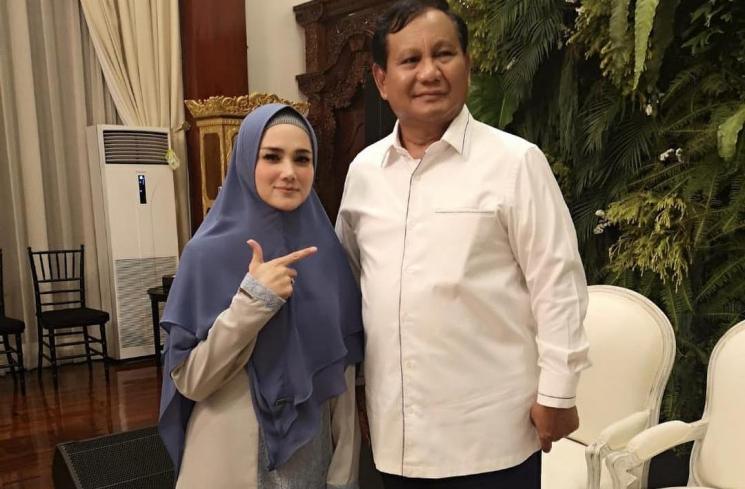 Mulan Jameela bersama Ketua Umum sekaligus Dewan Pembina Partai Gerindra Prabowo Subianto.