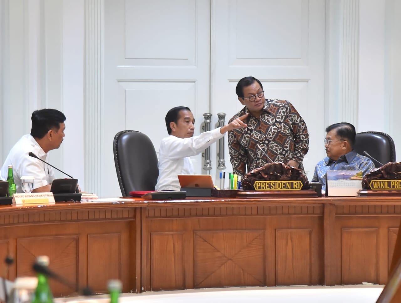 Presiden  Rapat Terbatas pecepatan pembangunan PLTSa. Rapat juga diikuti Walukota Surabaya Tri Rismaharini sebagai pelopor PLTSa di Indonesia. ( foto: Biro Pers Setpers).
