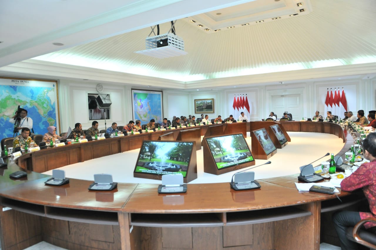 Presiden  Rapat Terbatas pecepatan pembangunan PLTSa. Rapat juga diikuti Walukota Surabaya Tri Rismaharini sebagai pelopor PLTSa di Indonesia. ( foto: Biro Pers Setpers).