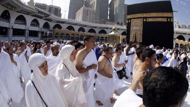 Umat Islam melaksanakan ibadah haji di Masjidil Haram.