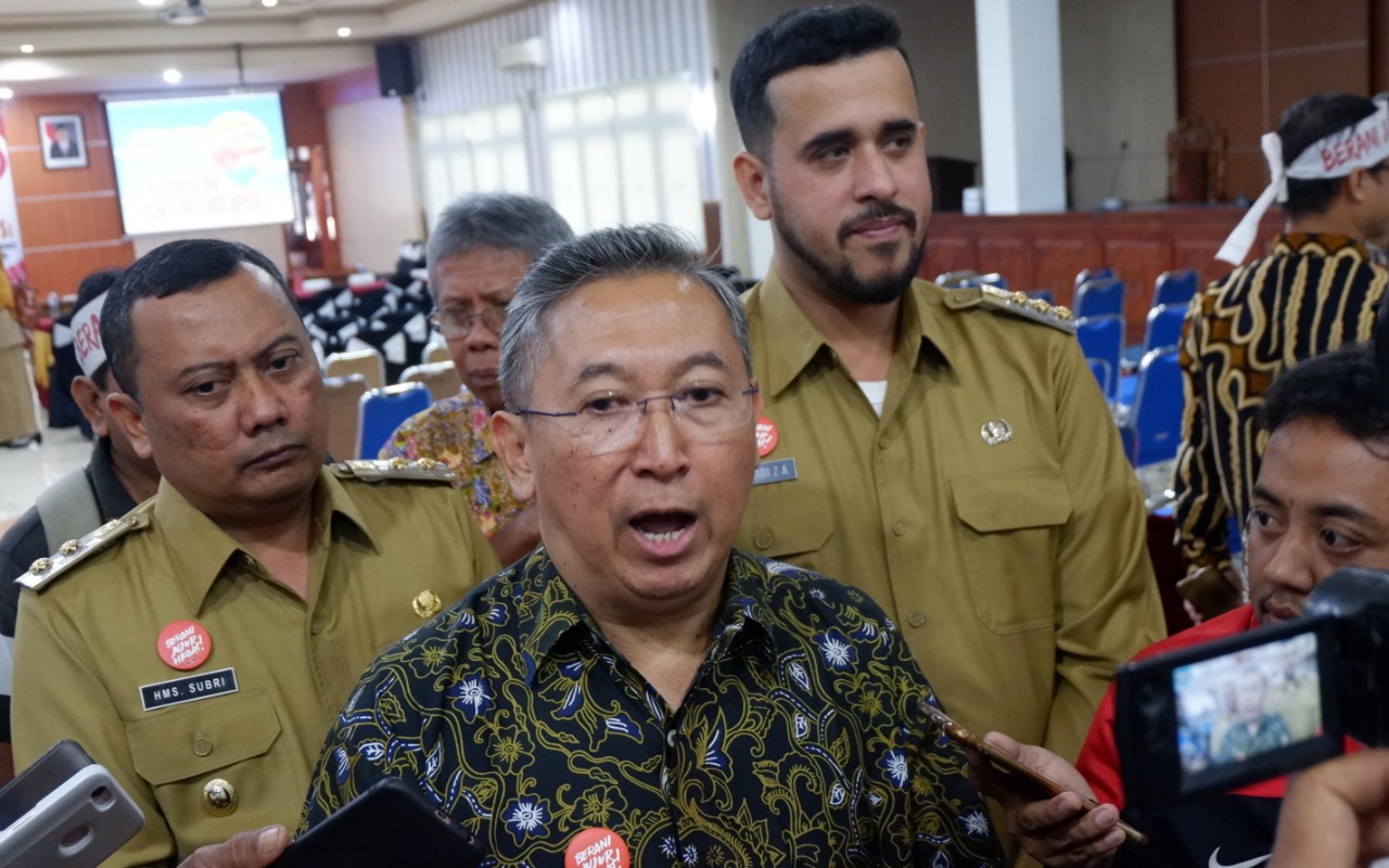 PENASIHAT KPK, Budi Santoso diapit Wali Kota Hadi Zainal Abidin (kanan) dan Wawali Kota HMS Subri. (Foto: Ikhsan/ngopibareng.id)