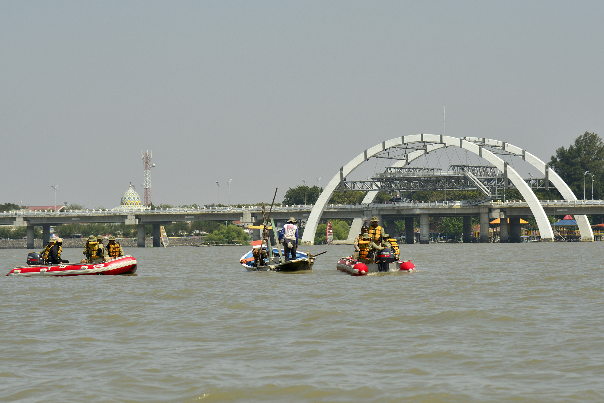 DKPP bersama Polairud Polda Jatim gelar patroli pantai timur Surabaya. (Foto: dok. Humas Pemkot Surabaya)