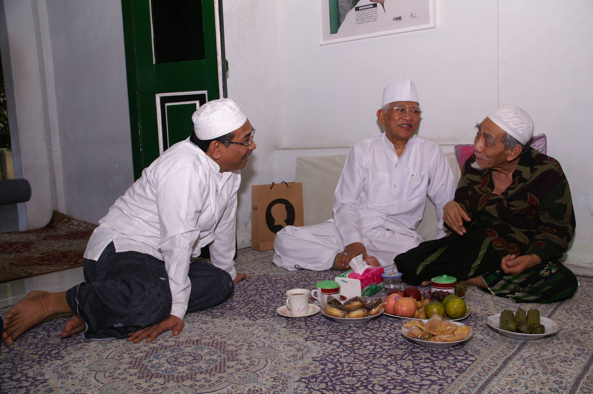 Gus Yahya bersama Gus Mus dan Kiai Maimoen Zubair. (Foto: ist/ngopibareng.id) 