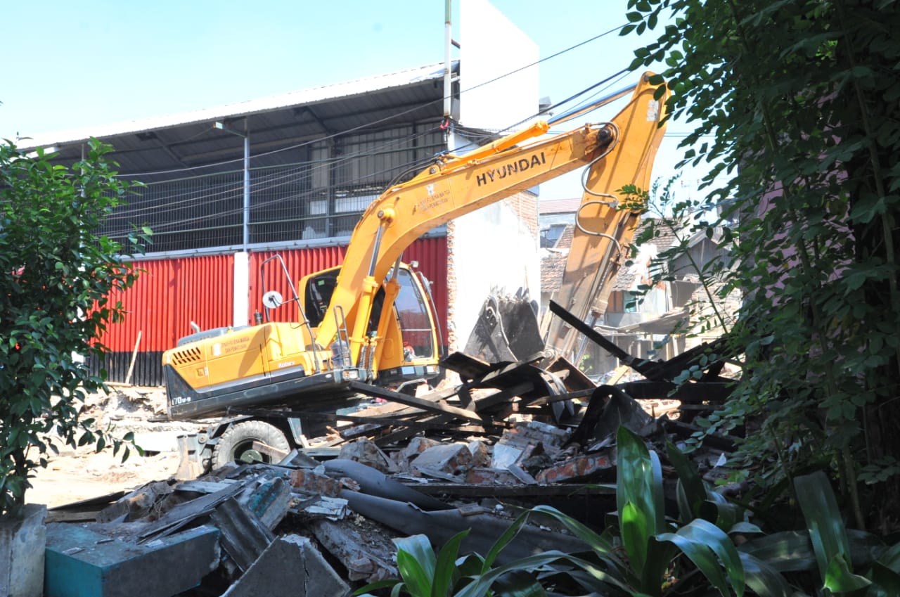 Pembongkaran Persil di Jalan Wonokromo. (Foto: Dok. Humas Pemkot)