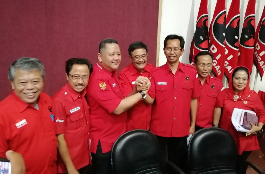 Whisnu, Djarot, dan Awi usai Konfercab PDIP Surabaya lanjutan, di DPD Jatim, Selasa 16 Juli 2019 malam. (Foto: Farid/ngopibareng.id) 