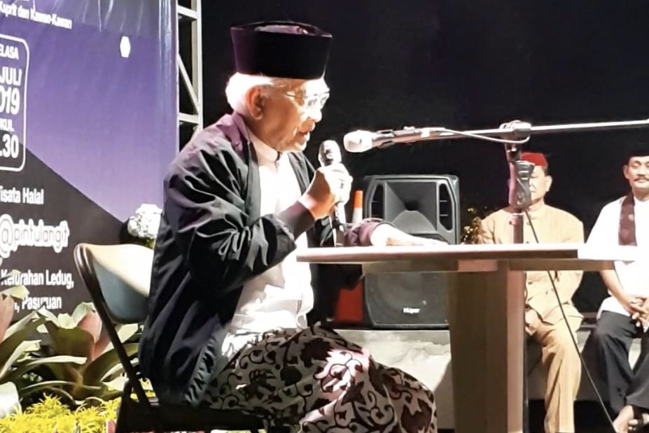 KH Mustofa Bisri (Gus Mus) saat membacakan puisi di Ngopibareng Pintu Langit. (Foto: istimewa)