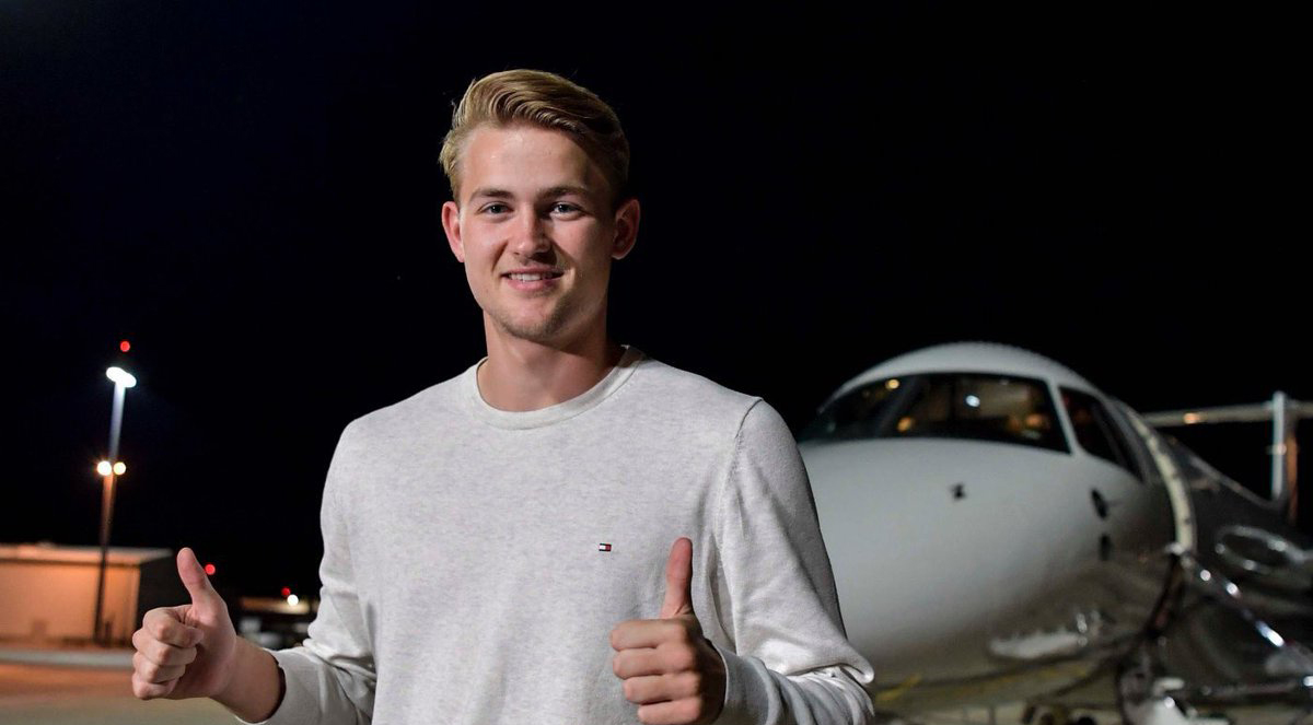 Matthijs de Ligt sesaat setelah tiba di Turin. (Foto: Twitter/@MatthijsDeLigt)