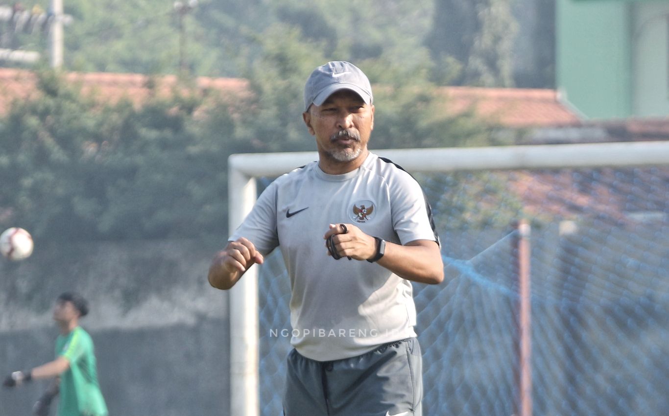 Pelatih Timnas Indonesia U-19, Fakhri Husaini saat memimpin latihan di Lapangan Jenggolo Sidoarjo, Rabu 17 Juli 2019. (Foto: Haris/ngopibareng.id)