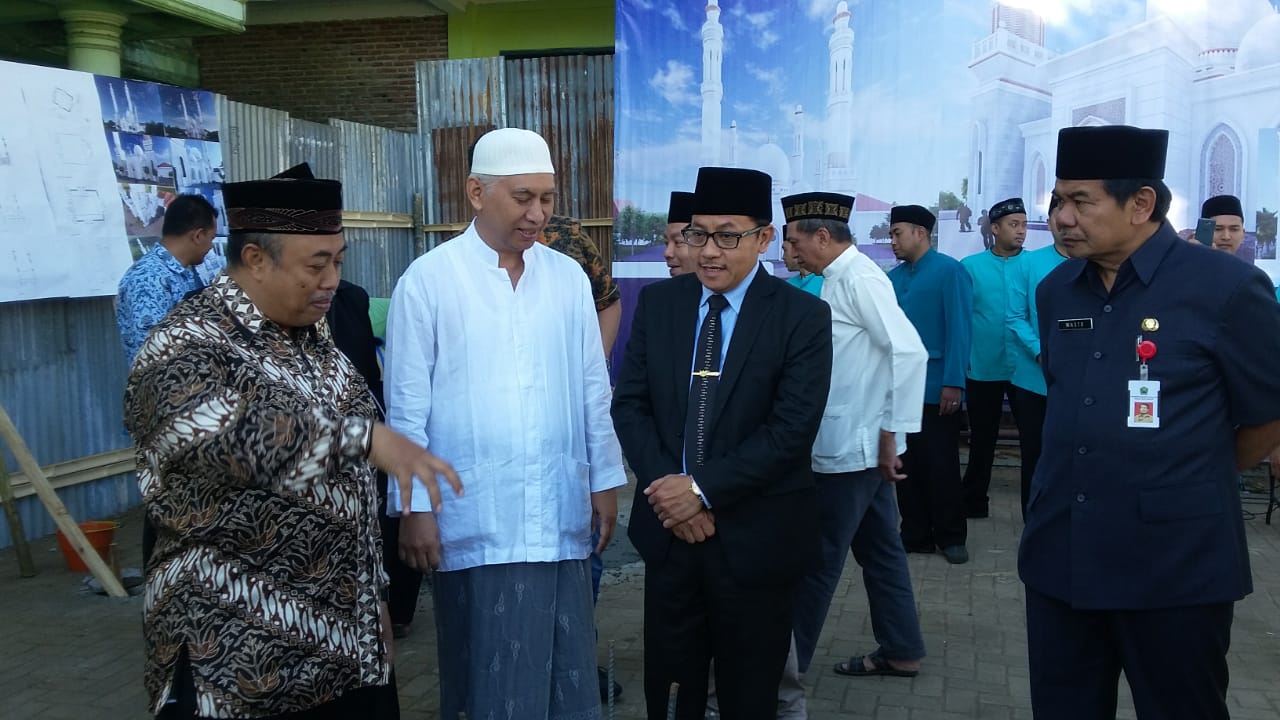 Wali Kota Malang, Sutiaji, didampingi oleh pengasuh Ponpes Bahrul Maghfiroh, Moh.Bisri dan Sekda Kota Malang, Wasto, saat meresmikan pembangunan masjid di Ponpes tersebut, pada 17 Juli 2019 (Theo/Ngopibareng.id)