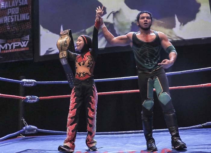 Nor 'Phoenix' Diana dengan sabuk kejuaraannya di atas ring usai mengalahkan lawannya pada Malaysia Pro Wrestling. (Foto:AFP)
