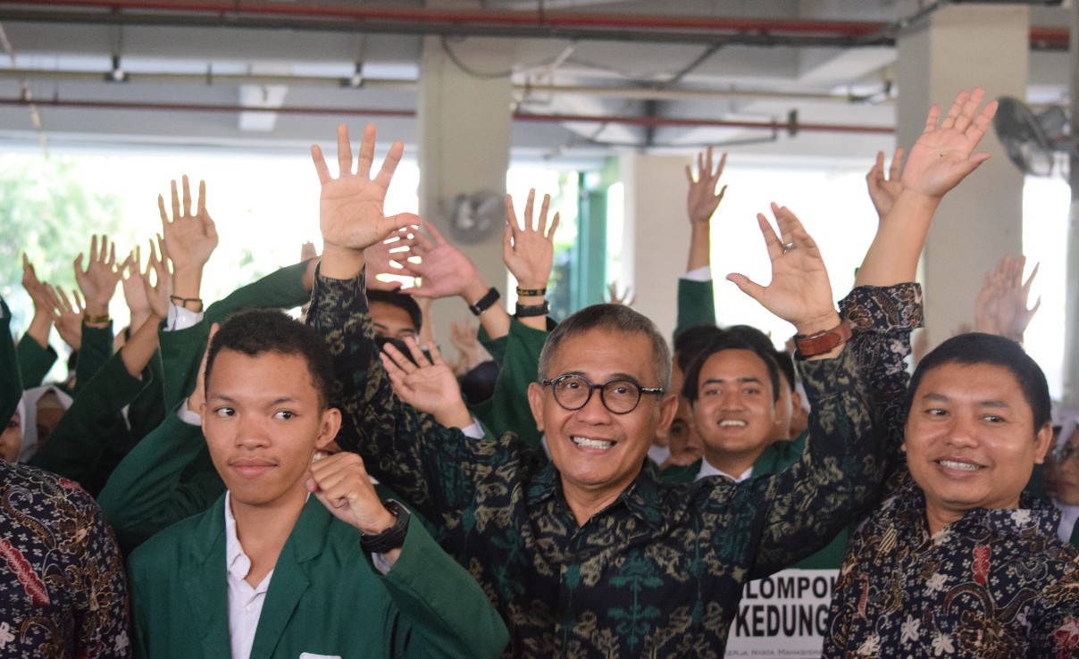 Rektor Unusa, Prof. Dr. Ir. Achmad Jazidie, M.Eng melepas mahasiswa KKN yang akan berangkat ke Kecamatan Jabon, Sidoarjo.  (Foto: Istimewa) 