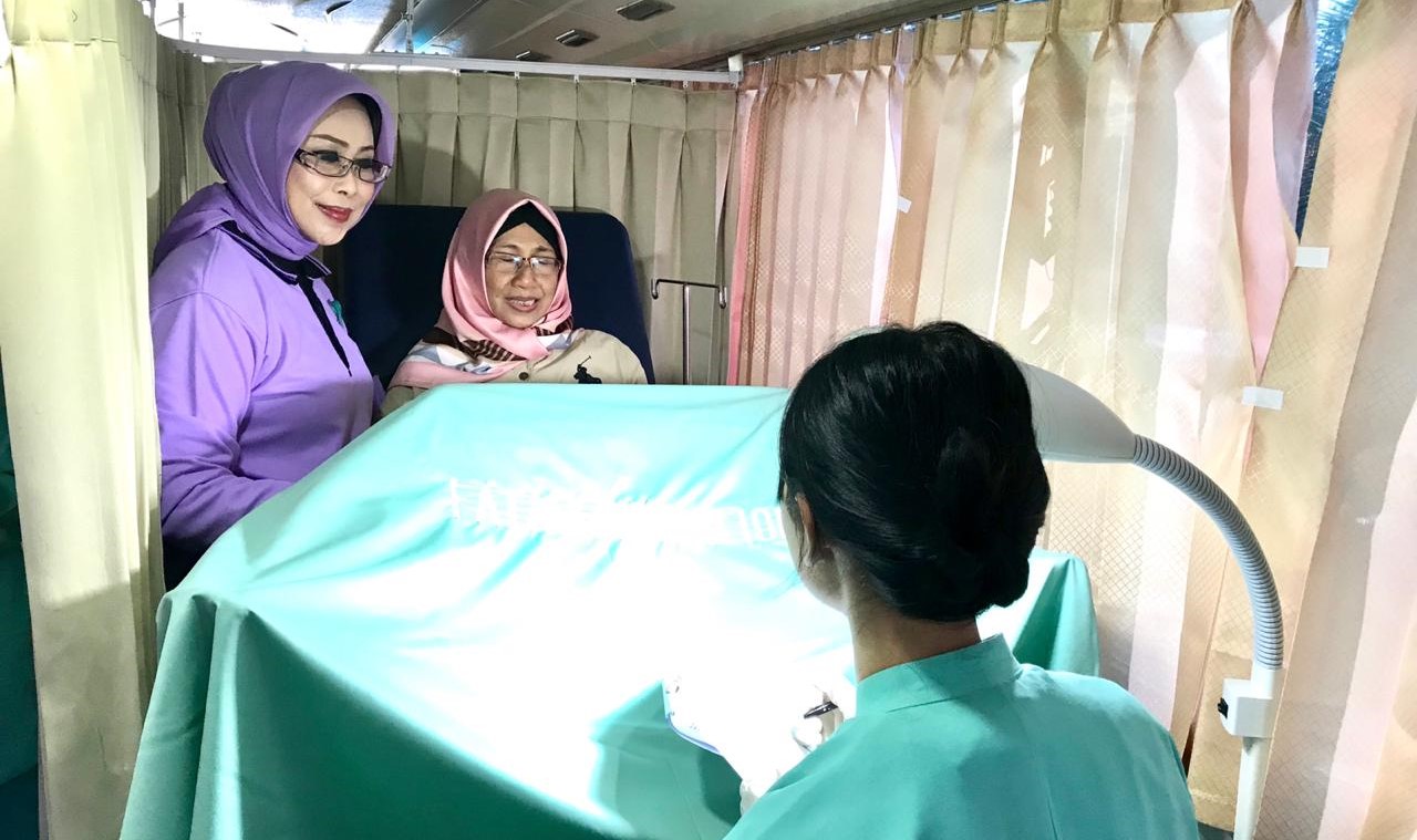 Founder dan Ketua Fatma Foundation Fatma Saifullah Yusuf (kiri) saat pemeriksaan pap smear di Gedangan, Sidoarjo, Selasa, 16 Juli 2019. (Foto: Fatma Foundation)