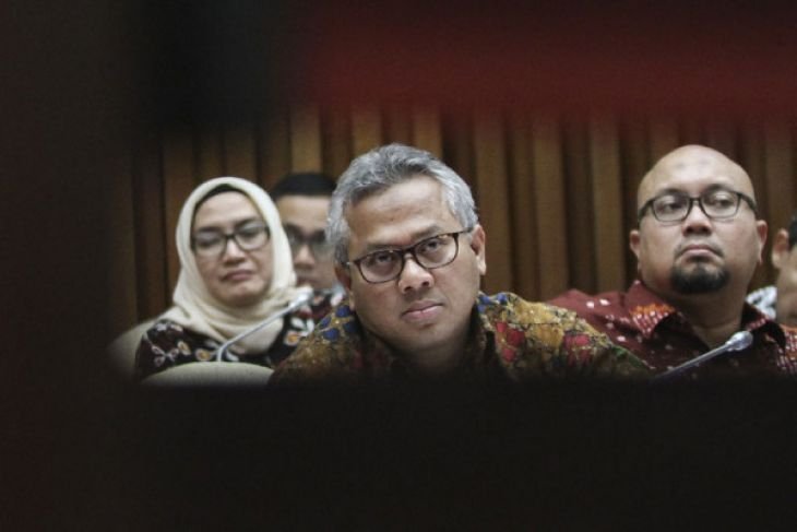Ketua Komisi Pemilihan Umum (KPU) Arief Budiman (tengah) didampingi Komisioner KPU Ilham Saputra (kanan) dan Evi Novida Ginting Manik (kiri). (Foto: antara)