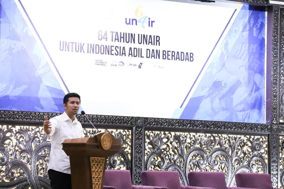 Wagub Jatim Emil Elestianto Dardak saat mengisi acara di Unair '64 Tahun Unair Untuk Indonesia Adil dan Beradab. (Foto: Humas Pemprov Jatim)