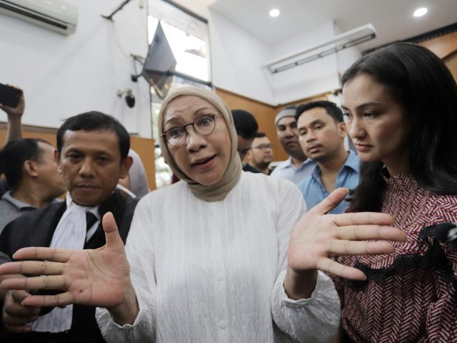 Terdakwa kasus dugaan penyebaran berita bohong atau hoaks Ratna Sarumpaet menjalani sidang putusan di Pengadilan Negeri Jakarta Selatan, Jakarta, Kamis 11 Juli 2019. Majelis Hakim menjatuhkan hukuman dua tahun penjara terhadap Ratna Sarumpaet. (Foto: ANTARA FOTO/Sigid Kurniawan)