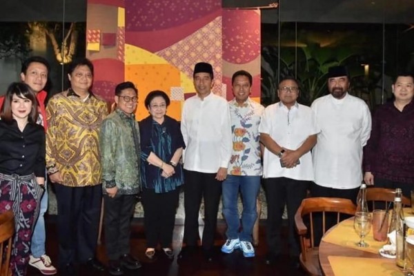 Presiden Jokowi bersama Ketua Umum Partai koalisinya.