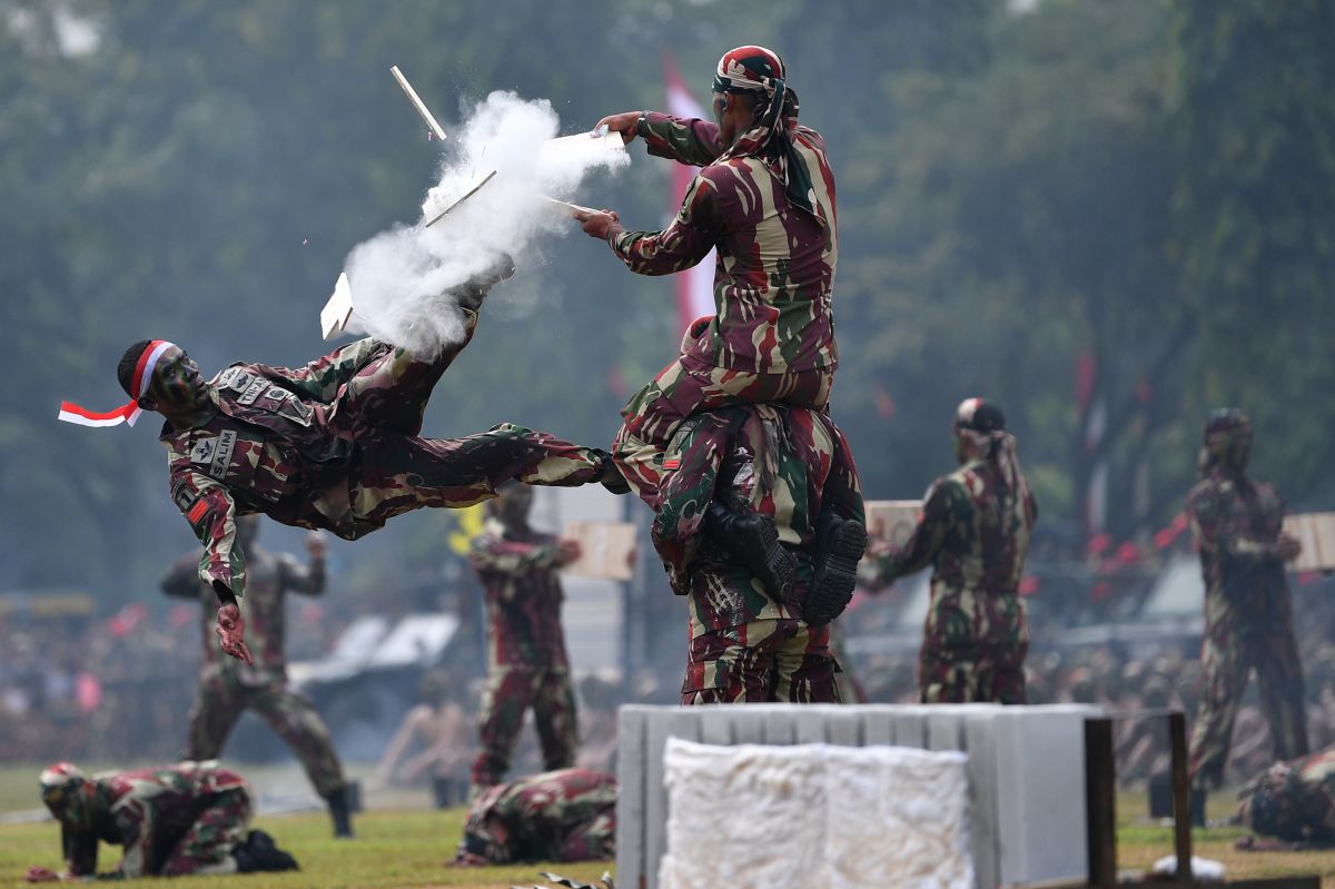 Personel TNI menunjukkan kebolehannya dalam atraksi memecahkan beton. (Foto: Dok/Antara)