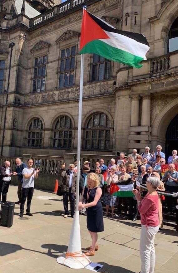 Pengibaran bendera Palestina di depan Balai kota Sheffield oleh staf pemerintah kota. (Foto:Wafa)