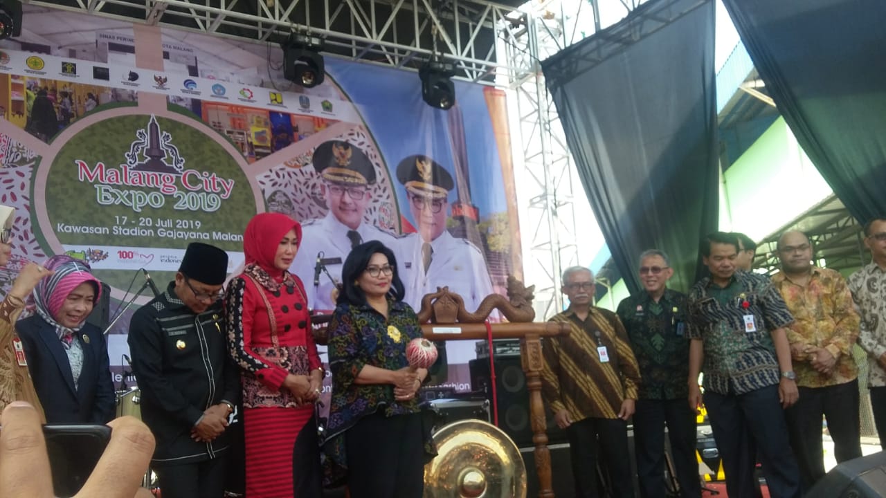 Deputi Bidang Produksi dan Pemasaran Kementerian Koperasi dan UKM RI Victoria Simanungkalit didampingi Wali Kota Malang, Sutiaji, saat akan meresmikan pembukaan acara Malang City Expo 2019, pada 18 Juli 2019 (Theo/Ngopibareng.id)